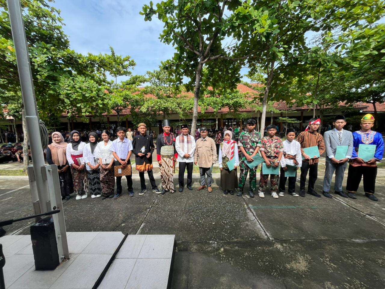 Upacara hari pahlawan di SMK Veteran 1 Sukoharjo
